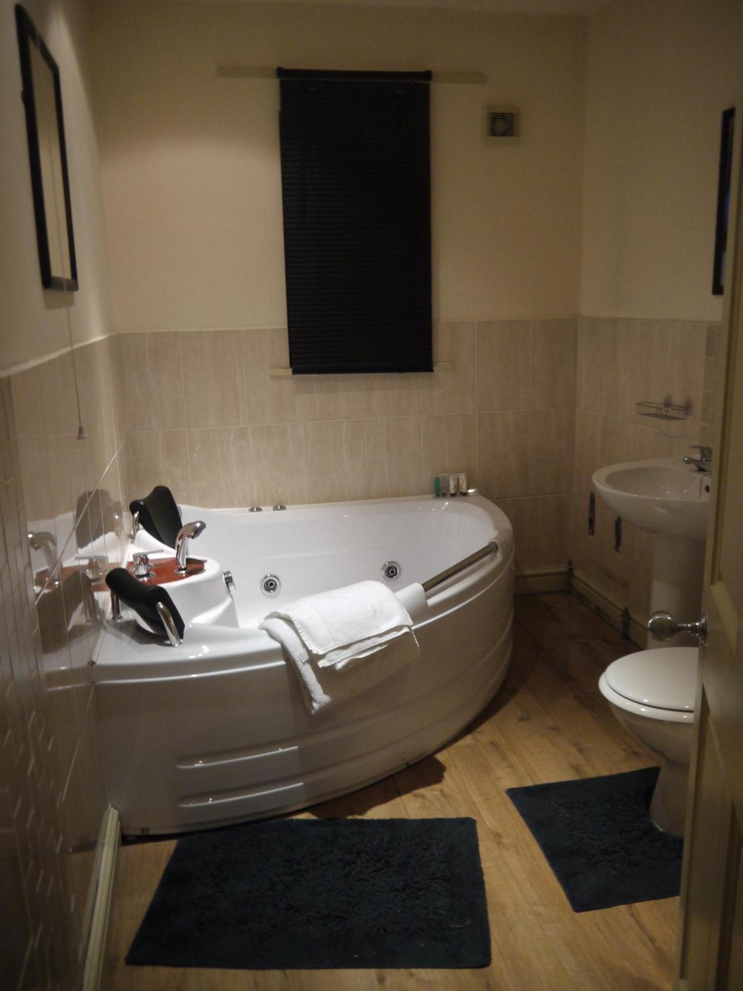 Dimple Well Lodge Hotel Уейкфийлд Екстериор снимка